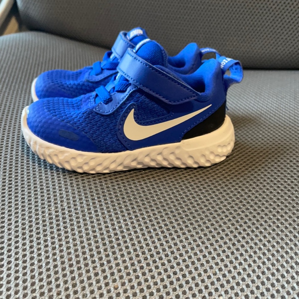 Baby/toddler shoes- size 5c